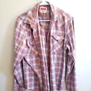 Wrangler Med Mens button down shirt